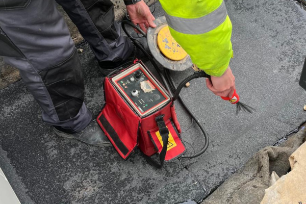 Electronic roof leak detection