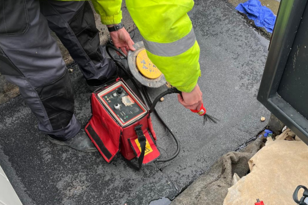 Electronic roof leak detection